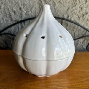 Crate&Barrel Garlic Storage with Lid Ceramic Garlic Keeper